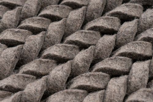 Grob gewebter Teppich aus Wolle in Taupe