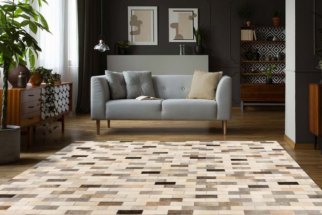 Handgefertigter Teppich aus Leder in creme-braunen Patchwork Stil